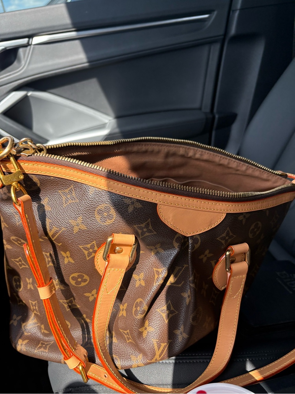 Louis Vuitton - Picture 3 of 16